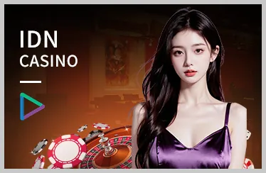 Vận động viên quần vợt đang giao bóng trên sân đất nện